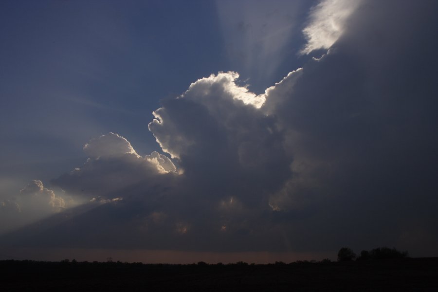 thunderstorm cumulonimbus_calvus : near Chillicothe, Missouri, USA   18 April 2006