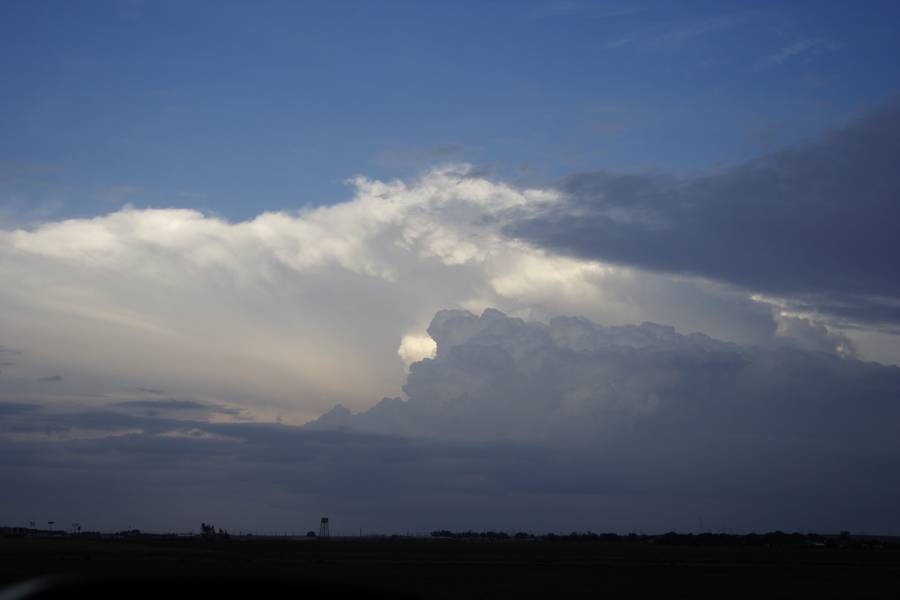 thunderstorm cumulonimbus_calvus : near Ogallala, Nebraska, USA   21 May 2007