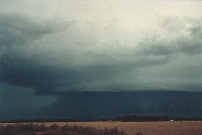 cumulonimbus supercell_thunderstorm : W of Chinchilla, Qld   20 November 2000