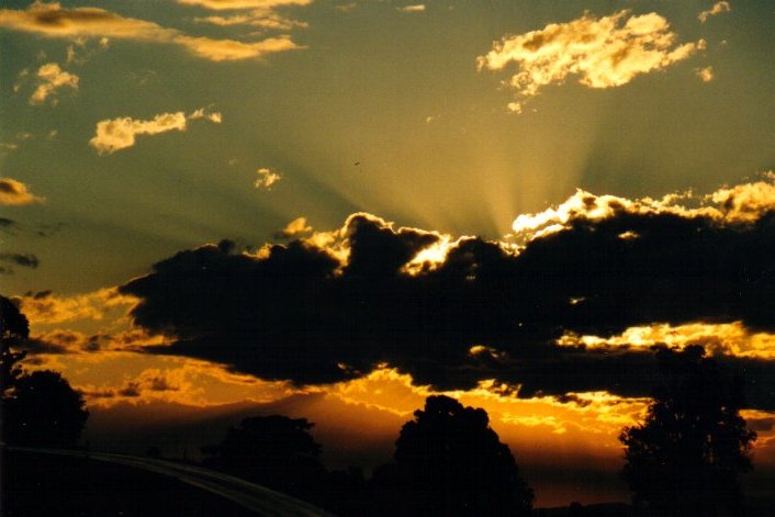 halosundog halo_sundog_crepuscular_rays : McLeans Ridges, NSW   26 August 2001